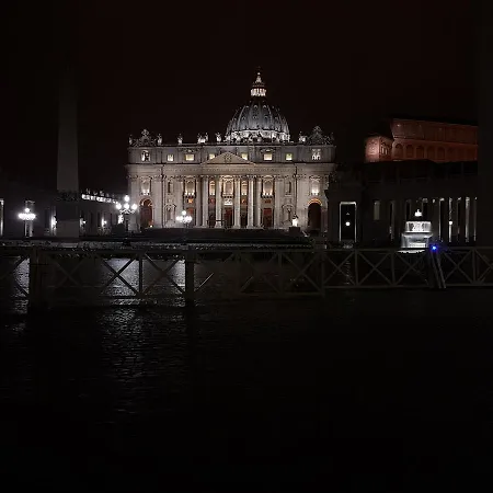 In Front Of St Peter's Square And Vatican Museums - Mypad In Róma