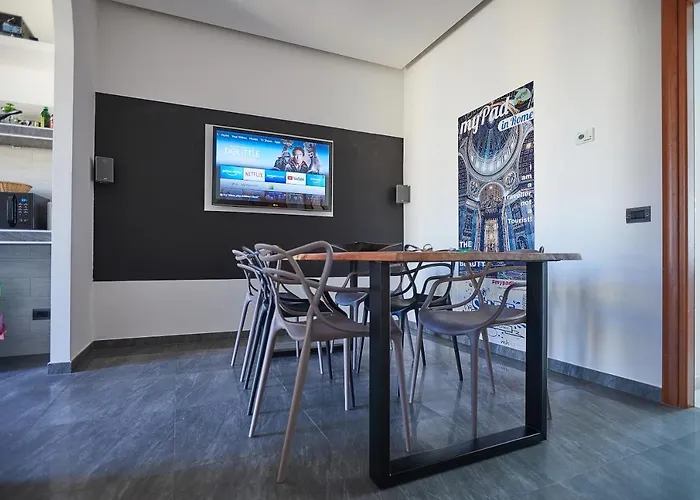 In Front Of St Peter's Square And Vatican Museums - Mypad In *